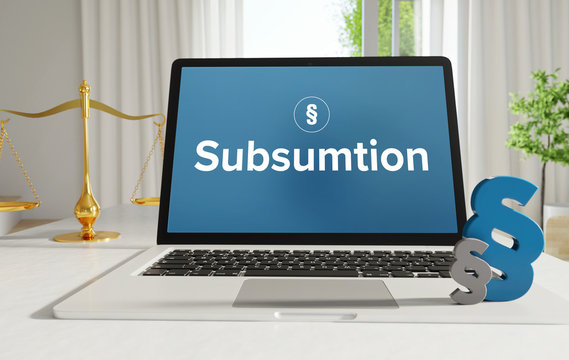 Subsumtion &ndash; Recht, Gesetz, Internet. Laptop im B&uuml;ro mit Begriff auf dem Monitor. Paragraf und Waage. .