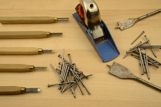 Lavoro manuale, attrezzi per la lavorazione del legno : sgorbie, chiodi, pialla e punte  trapano per il legno