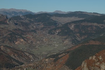Naklejka premium Mountain forest village in autumn. Autumn mountain village view