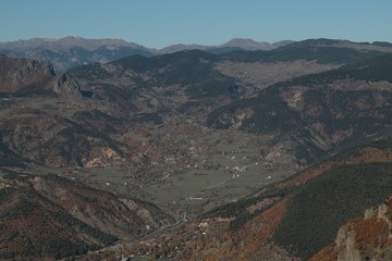 Naklejka premium Mountain forest village in autumn. Autumn mountain village view