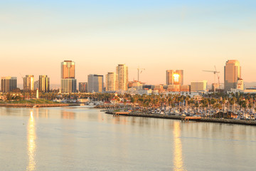 Fototapeta premium Widok na przystań Long Beach w Kalifornii ze statku wycieczkowego o świcie