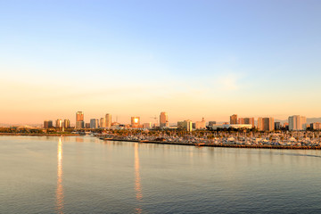 Fototapeta premium Widok na przystań Long Beach w Kalifornii ze statku wycieczkowego o świcie