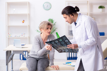 Obraz premium Female alcoholic visiting young male doctor