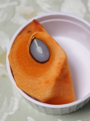 種子の中に胚芽がみえる柿の断面