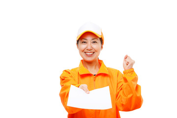 オレンジ色の服を着た女性