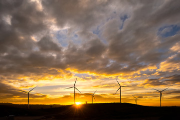 Obraz premium wind energy turbines at sunset