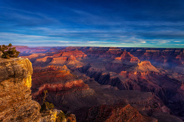 Fototapeta na wymiar Grand Canyon overlook along the South Rim