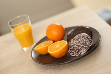 Jus d'orange et petit déjeuner