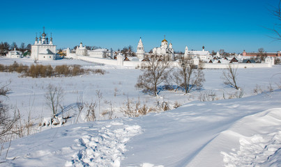 Holy Protection Convent in Suzdal. Pokrovsky women's monastery in winter. Church of Peter and Paul at the Intercession Monastery. Suzdal. Russia. Golden Ring of Russia Travel. - obrazy, fototapety, plakaty
