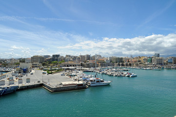 Fototapeta na wymiar Le port vu depuis la forteresse de Koulès à Héraklion en Crète