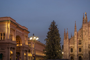 Fototapeta premium wonderful atmosphere in Duomo Square in Milan during the Christmas holidays