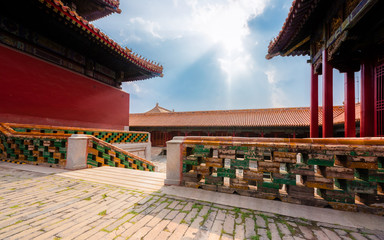 Under the blue sky, white clouds and sunlight, the Forbidden City is full of red walls, green tiles and eaves. It's beautiful and magnificent.