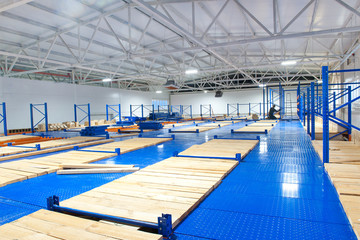Assembly of shelving mezzanine in industrial premises