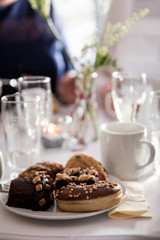 Kuchenauswahl auf Teller bei einem Event