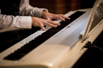 Pianist am Klavier spielt ein Solo in der Kirche