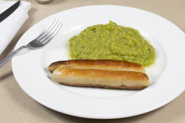 saucisse grillée et purée de légumes verts