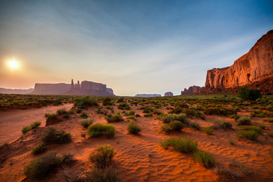 Sunset view of the Valley drive in Monument Valley © Nicolas VINCENT