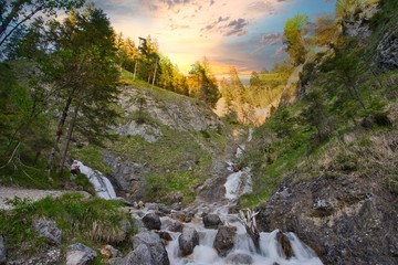 Wasserfall in Österreich beim Sonnenuntergang