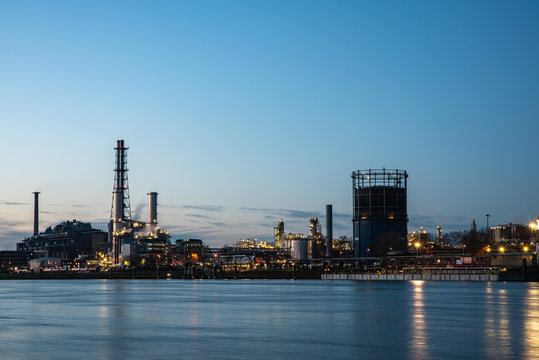 blaue stunde an der basf in ludwigshafen