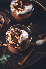 Petits Pots de Crème au Chocolat Vegan, Mousse au lait de coco et Noisettes.