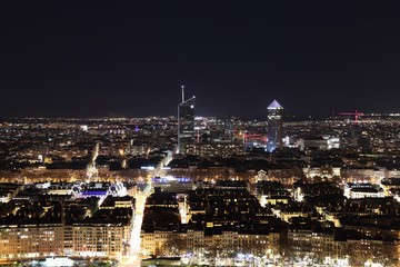 Le quartier d'affaires de La Part Dieu à Lyon la nuit avec les tours Part Dieu et Incity vu depuis la colline de Fourvière - Ville de Lyon - Département du Rhône - France
