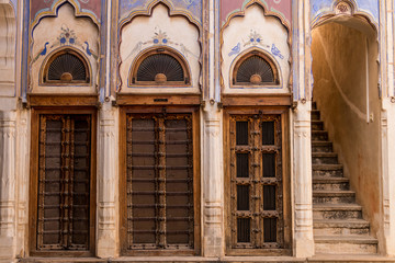 Obraz premium wooden door and windows of an historical palace in churu, Rajasthan