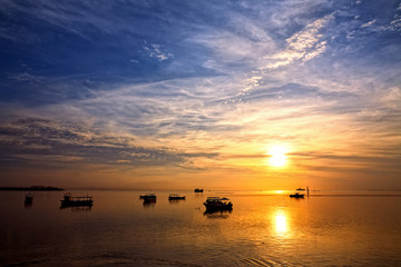 Naklejka premium sunrise over fishing boats on Bali