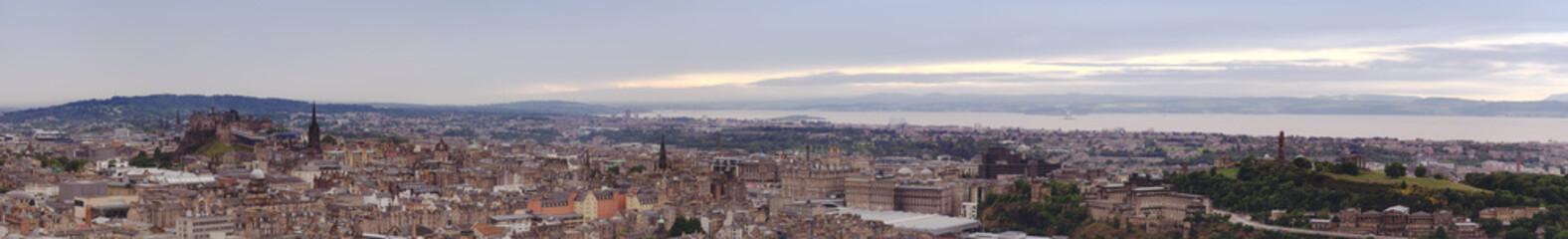 Fototapeta na wymiar panorama of Edinburgh, Scotland