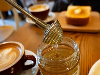 モーニングに欠かせないハニーディッパー