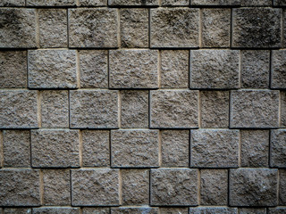 でこぼこにブロックを積み上げた壁