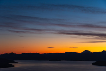 鮮やかな色彩の黄昏の空