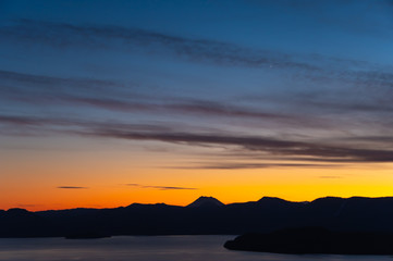 鮮やかな色彩の黄昏の空