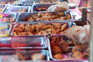 samoussa variés et beugnets sur le marché
