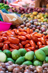 Fruits et légumes frais sur le marché ave tomates