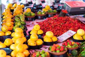 piment et citron sur le marché frais