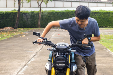 Obraz premium A Biker drives a broken motorcycle along a country road