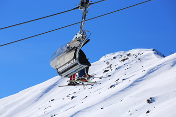 Skifahrer im Sessellift