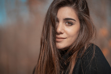 Retrato de mujer joven en paisaje de oto&ntilde;o