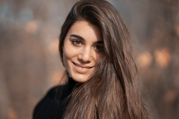 Obraz premium Retrato de mujer joven en paisaje de otoño