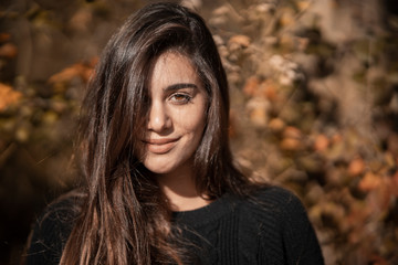 Retrato de mujer joven en paisaje de otoño