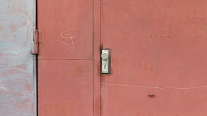 verschlossene Eingangstür aus Metall