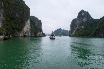 Fototapeta na wymiar Floating Fishing Village in Ha long Bay, Vietnam