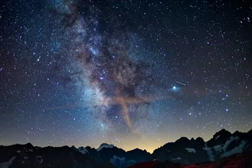  De Melkweg boog sterrenhemel op de Alpen, Massif des Ecrins, Briancon Serre Chevalier skiresort, Frankrijk. Panoramisch uitzicht hoge bergketen en gletsjers, astrofotografie, sterrenkijken © fabio lamanna