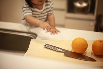 包丁に触れようとする子供
