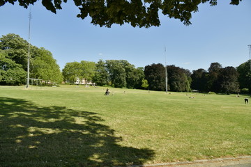 Détente sur la pelouse principale du parc Josaphat à Schaerbeek