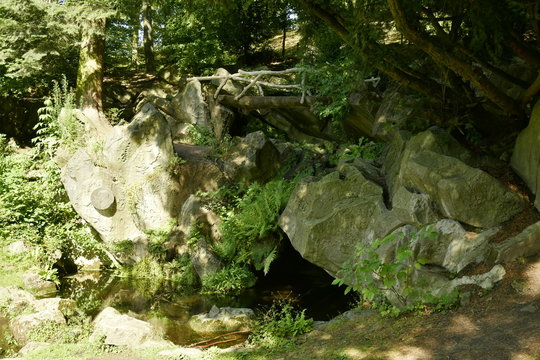 Rocaille couverte de v&eacute;g&eacute;tation au parc Josaphat &agrave; Schaerbeek