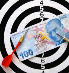 100 Turkish Lira and dart arrows, 100 Turkish Lira on the dart board,