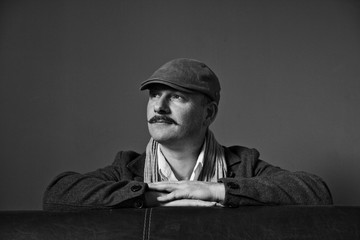 homme à moustache style brigades du tigre