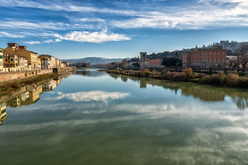 Fototapeta na wymiar View of the Arno River on a winter sunny day in Florence