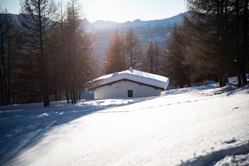 casetta fiabesca nella neve in montagna